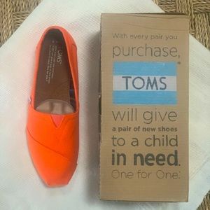 New Toms Classic Coral Canvas Slip On 6.5